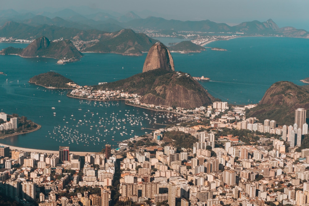O Rio de Janeiro é conhecido mundialmente por suas praias, paisagens naturais e atrações que fazem parte da história do turismo brasileiro.